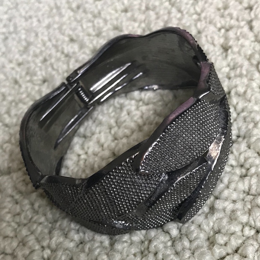 Cuff bracelet w/leaf design